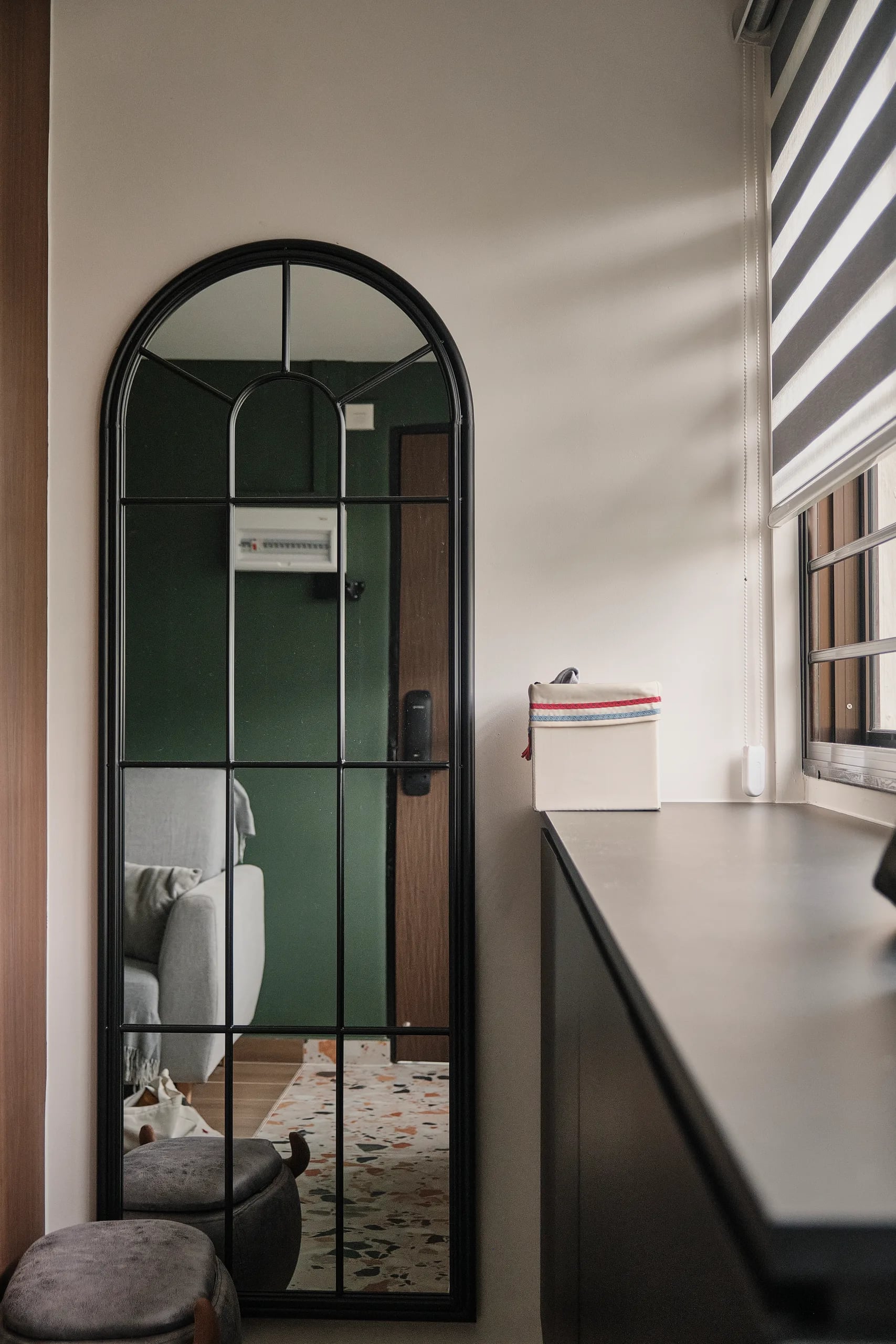 Arch wall-hung mirror with cabinets on the right