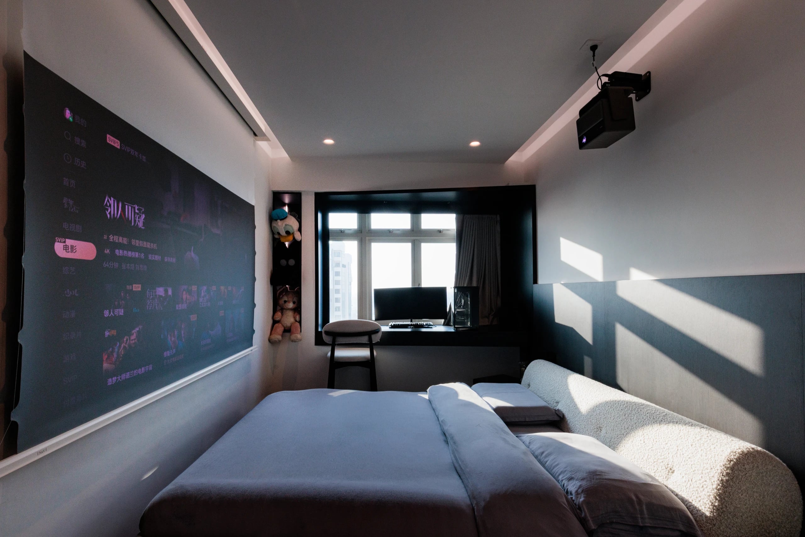 Costa del sol bedroom with projector